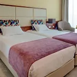 מלון Vip Executive Arts 4*