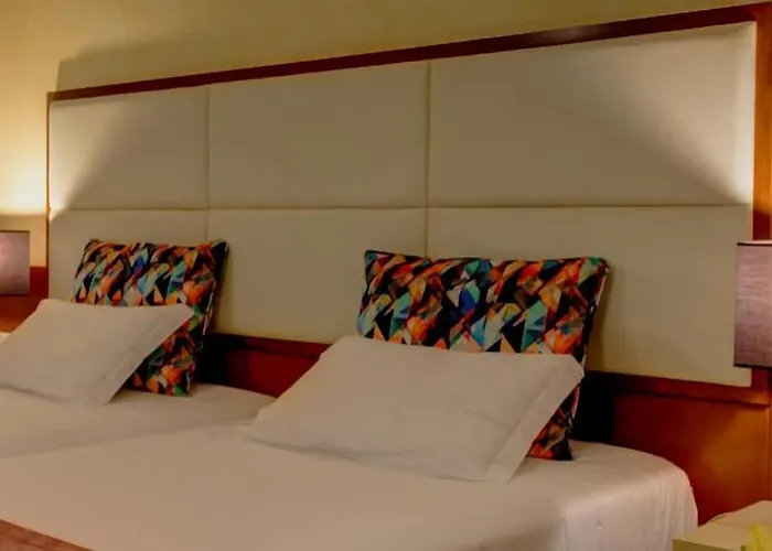 Vip Executive Arts Hotel 4*