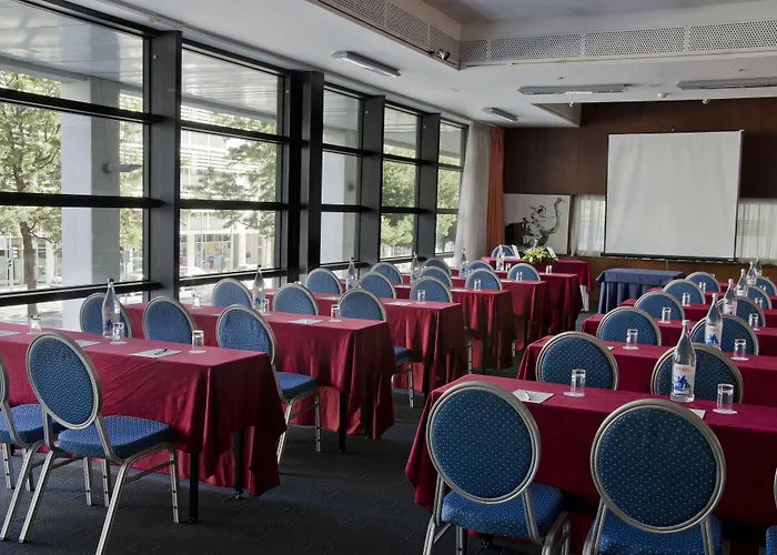 Hotel Vip Executive Arts 4*